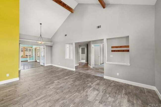 Building Photo - GORGEOUS 3 BEDROOM 2 BATH SINGLE FAMILY HO...