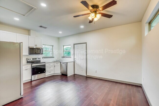 Building Photo - 3502 Longwood Dr