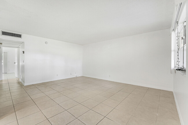 Building Photo - 541 Saxony Dr