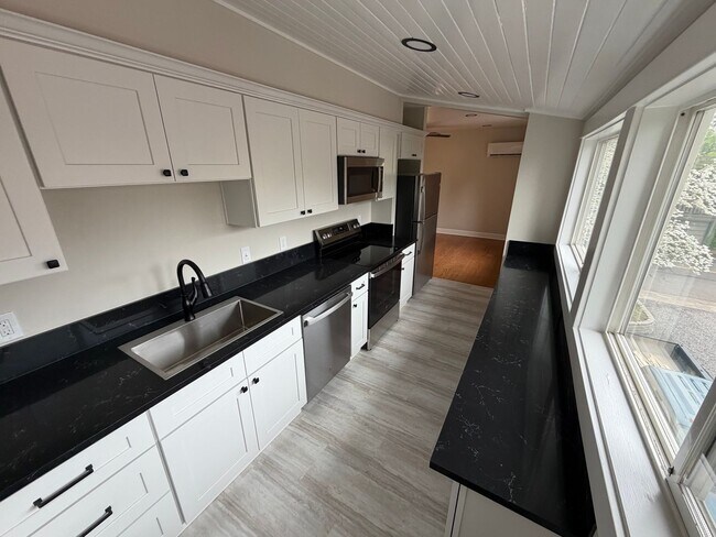 Foto del edificio - Gorgeous Newly Remodeled Upper Unit in Buckman with Washer/Dryer, A/C