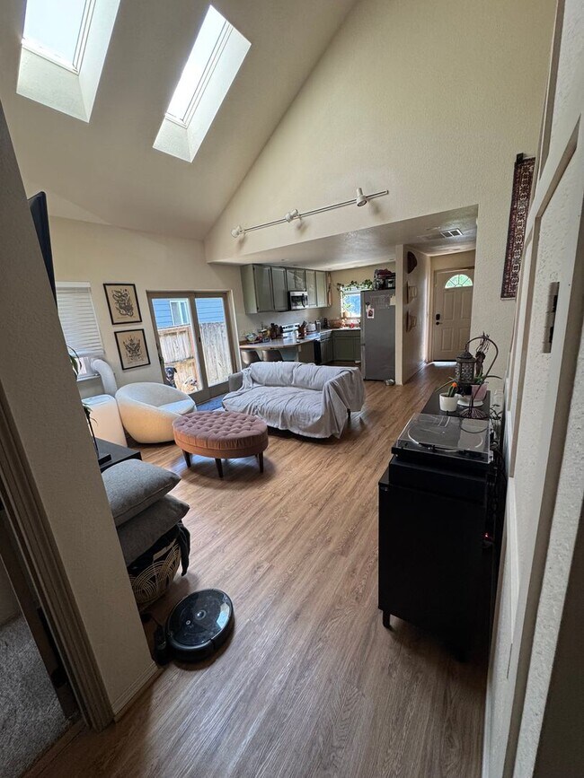 Foto del edificio - Light & Airy 3 Bedroom 2 Bath Home - Pets ...