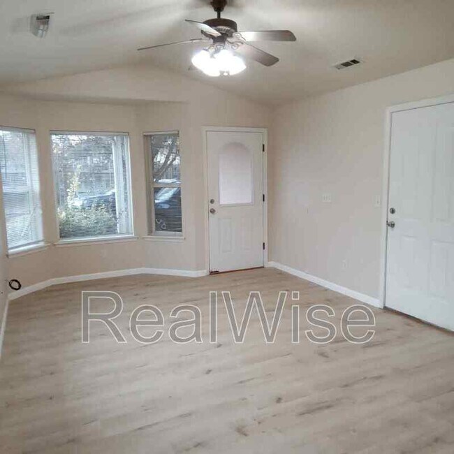Foto del edificio - 3172 Forest Hills Dr