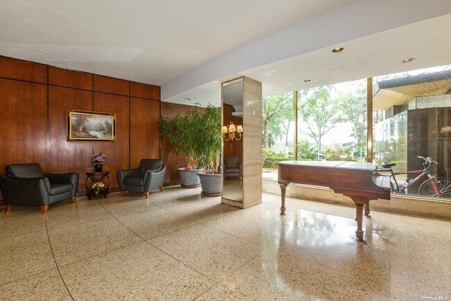 Foto del edificio - 6120 Grand Central Pkwy