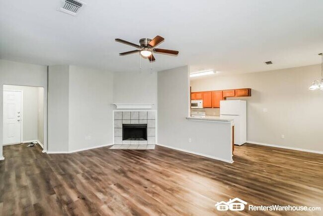 Building Photo - Newly renovated spacious 3 bed/2 bath, wit...