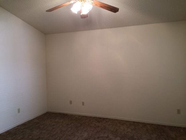 Building Photo - 624 Barbara Jean Dr