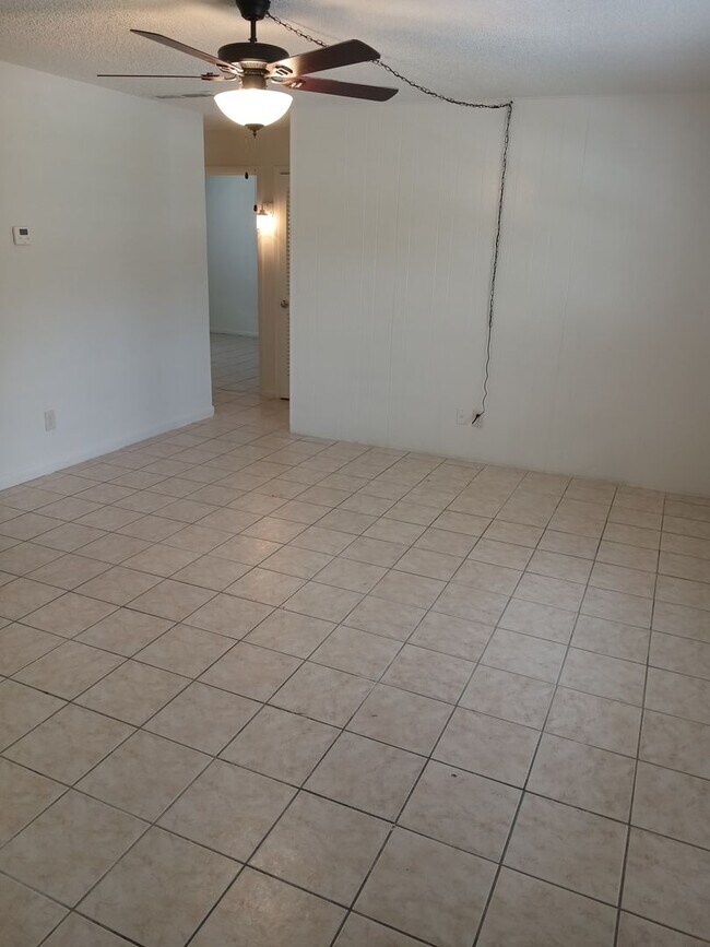Building Photo - 1633 W Oak Ridge Rd