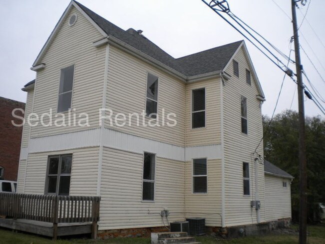 Building Photo - Large 4 bed, 2.5 bath pet friendly home