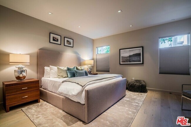 Foto del edificio - 2391 Roscomare Rd