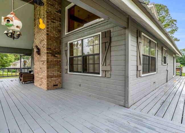 Building Photo - Fully furnished 3 bedroom, 2 bath home!