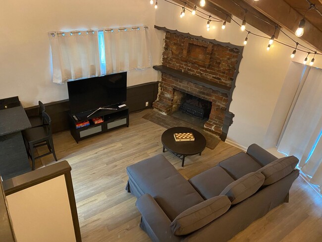 Building Photo - Unique 2Bedroom Burbank Cottage! Centrally...