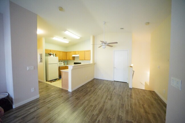 Foto del edificio - NO SHOWINGS until 5/1/2026