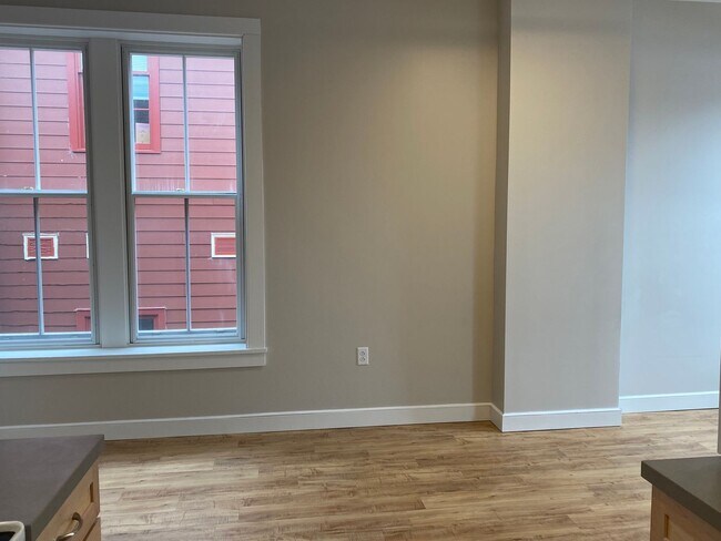 Foto del edificio - Putnam Winslow– $1,350 – 1 Bathroom Studio, 370 SQ.FT. – UTILITIES INCLUDED, Available 6/8/26