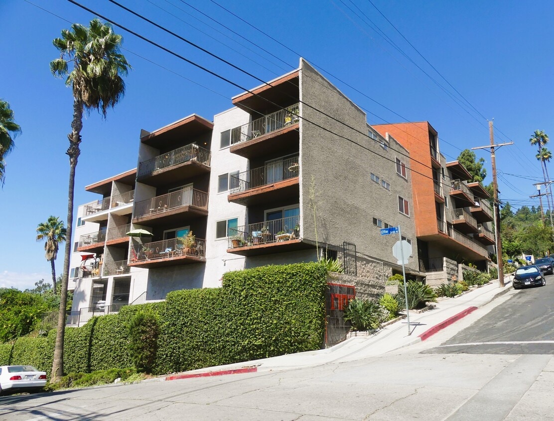 Front - 1707 Micheltorena St