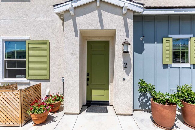 Building Photo - STUNNING TOWNHOME 3/2.5 WITH TWO CAR GARAG...