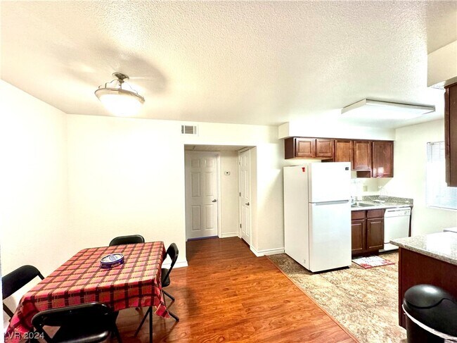 Foto del edificio - 4390 Sandy River Dr