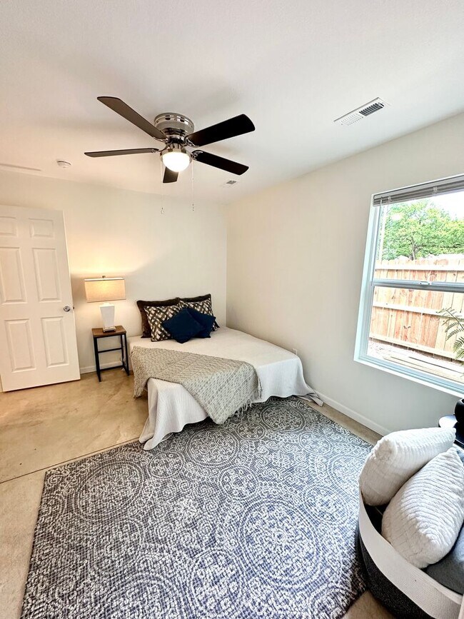 Building Photo - Updated 3 Bedroom Duplex