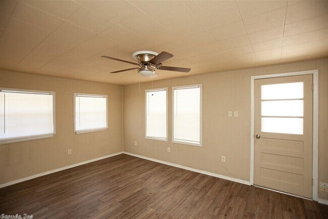 Building Photo - 10020 Shannon Dr