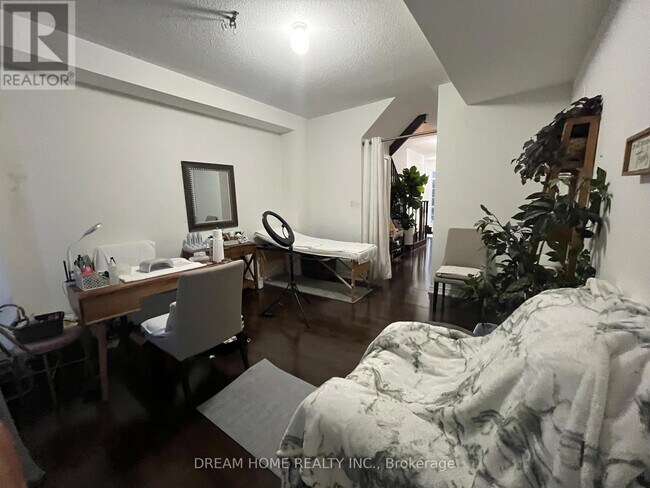 Building Photo - 21 Globemaster Ln