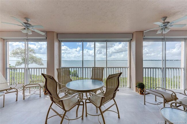 Foto del edificio - 5700 NE Island Cove Way