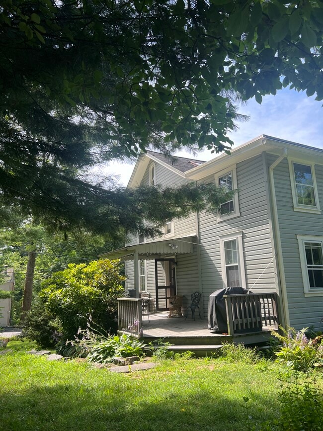 Building Photo - 552 South Ave