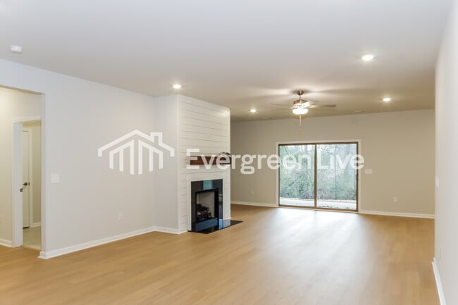 Building Photo - 300 Pond Spg Dr