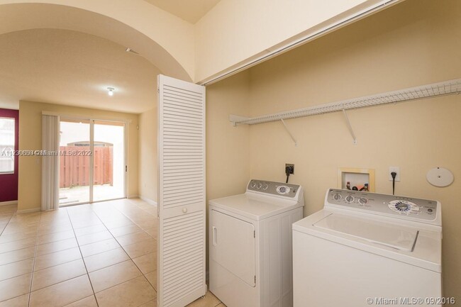 Building Photo - 219 Las Brisas Cir