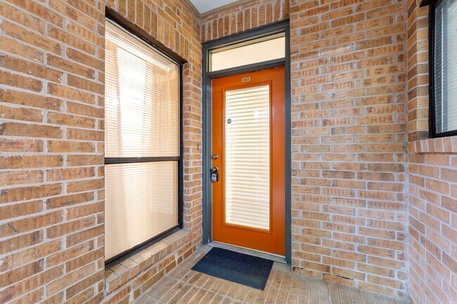 Building Photo - IMMEDIATE MOVE IN: West Campus 2 Bed/2 Bath