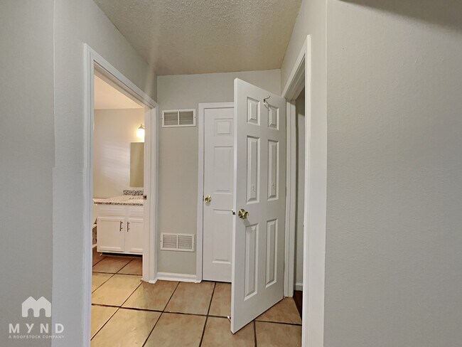 Building Photo - 1698 Prairieview Ln