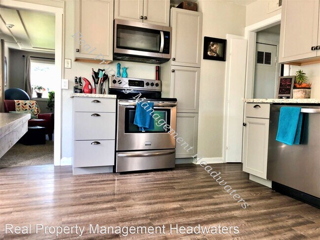 Building Photo - 3 br, 1 bath Apartment - 1038 Butte Avenue