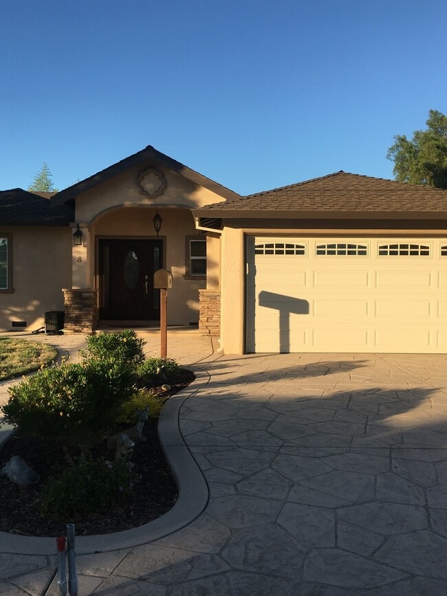 Building Photo - Gorgeous, 3 bedroom, 2.5 bath home, ready for move in