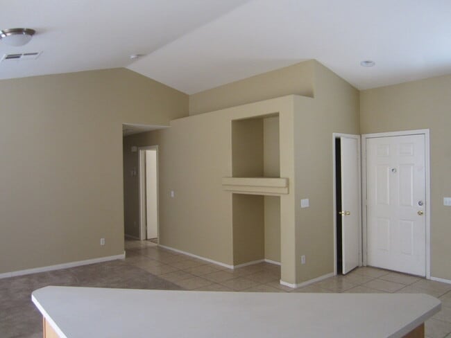 Building Photo - For Rent - El Campo Grande Ave - 3BD 2BA -...