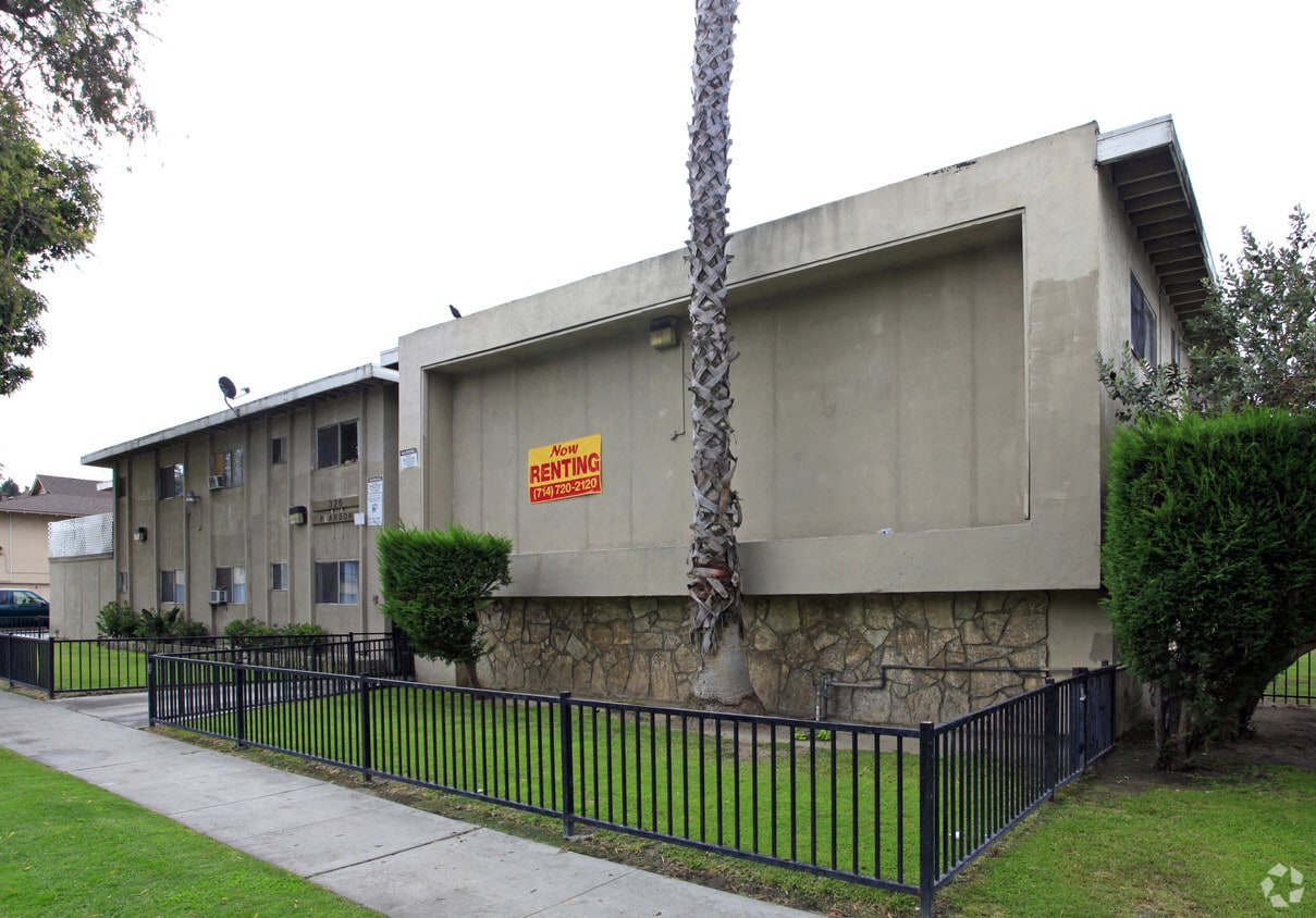 Primary Photo - 326 E Pearson Ave