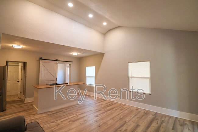 Building Photo - 206 Brown Rd