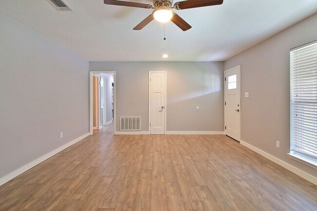 Building Photo - 726 Sharon Hills Dr