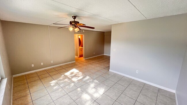 Foto del edificio - Cozy 3 Bd/2Ba Apartment in Commodore Place...