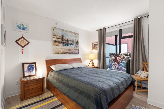 Photo du bâtiment - 64 W Cordova St