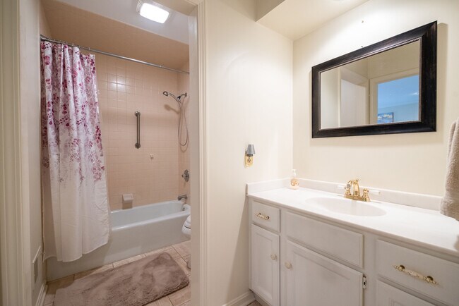 main floor bath/attached to bedroom - 2181 Fairway Blvd