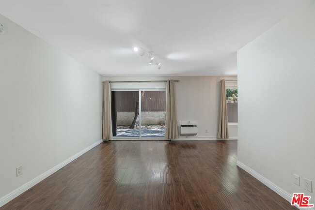 Building Photo - 320 S Ardmore Ave