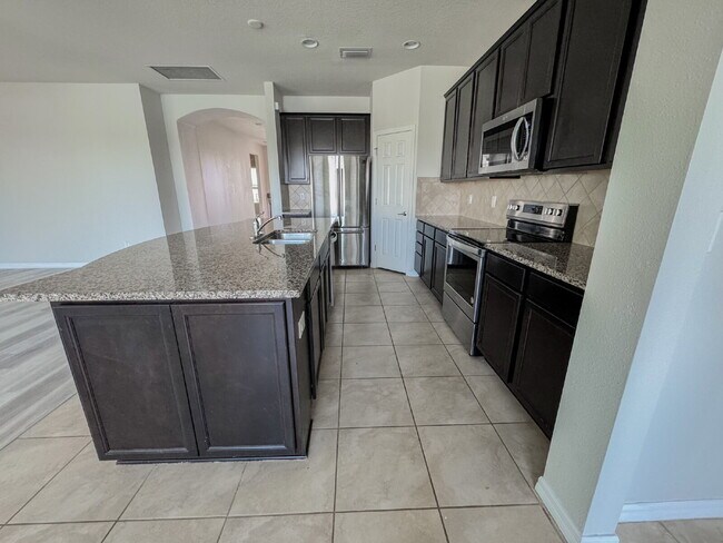 Foto del edificio - Gorgeous 4 bedroom 2 bath home in luxuriou...