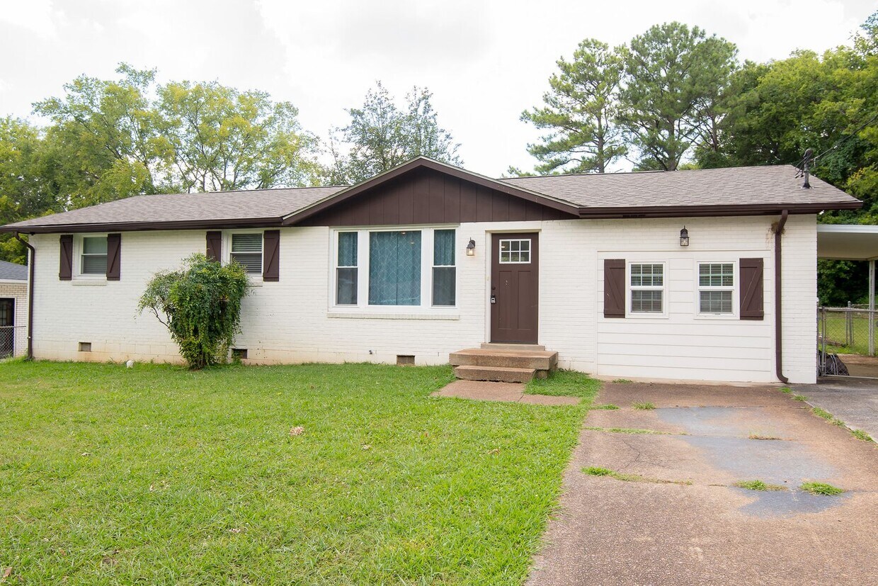 Foto principal - MOVE IN READY W/ FENCED IN BACK YARD!