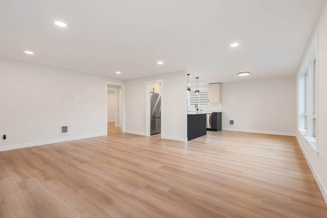 Foto del edificio - 6721 24th Ave NW