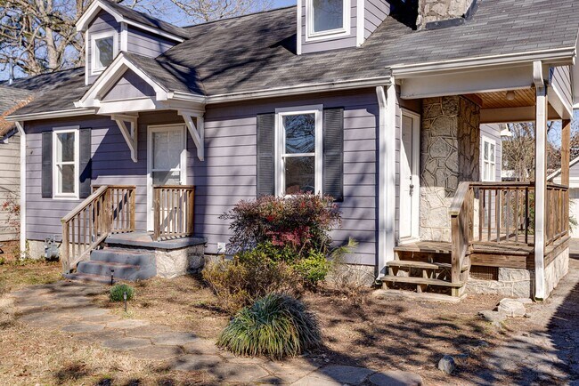 Building Photo - Newly Renovated 3BR/1BTH with Loft for Rent!