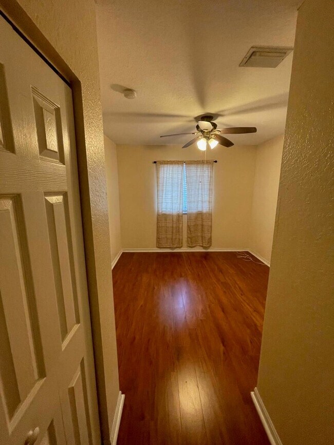 Building Photo - 1936 Gardenia Ct