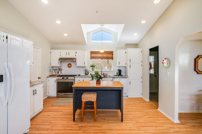 Building Photo - 1169 Aztec