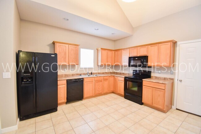 Building Photo - 1 1/2 Story 3 Bedroom Townhome in Urbandale
