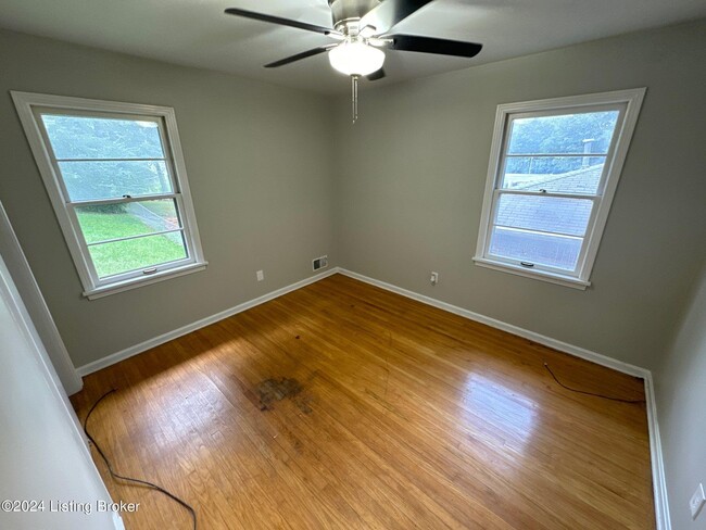 Foto del edificio - 6108 Whispering Hills Blvd
