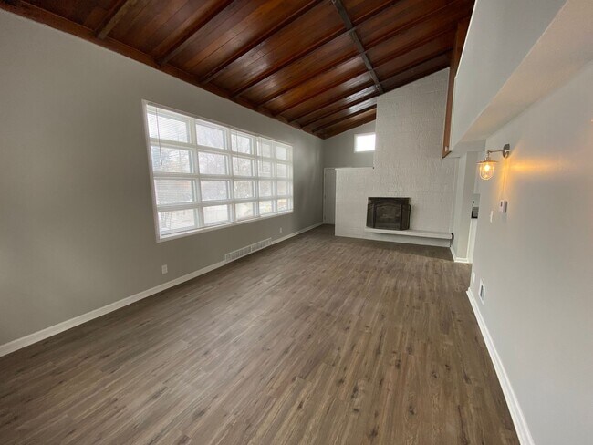 Foto del edificio - Remodeled 3 bed 2 bath