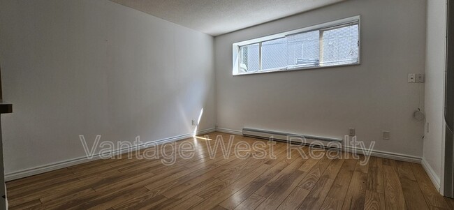 Building Photo - 1480 Leaside Ave