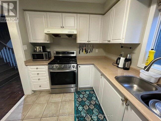 Building Photo - 17 Neuchatel Ave