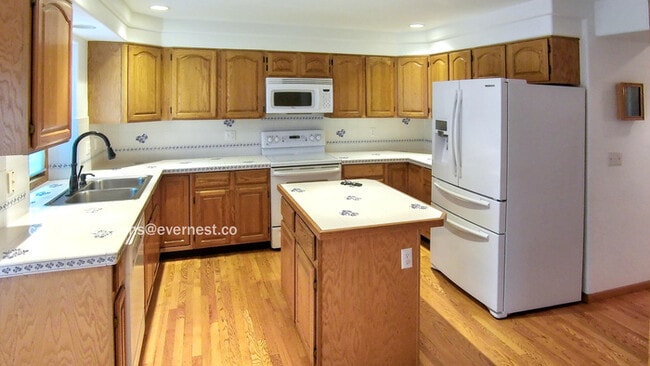 Building Photo - 3724 Stratford Ct